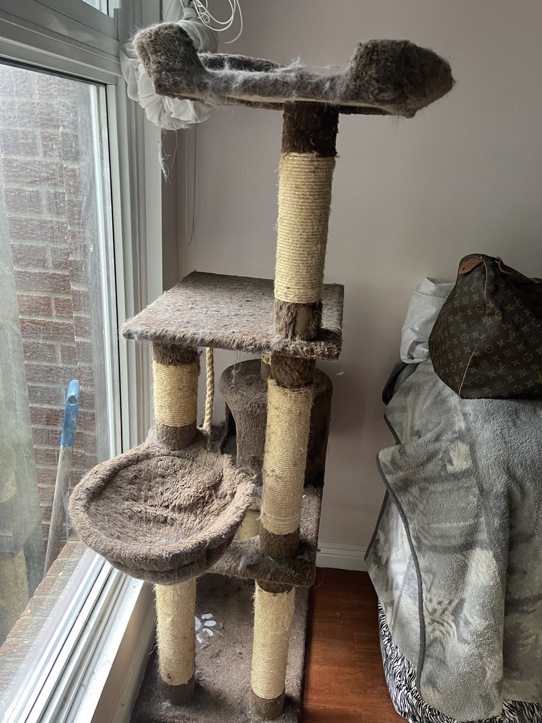 Used cat tree .. FREE — need clean up / 1.5m tall image indicator(3)