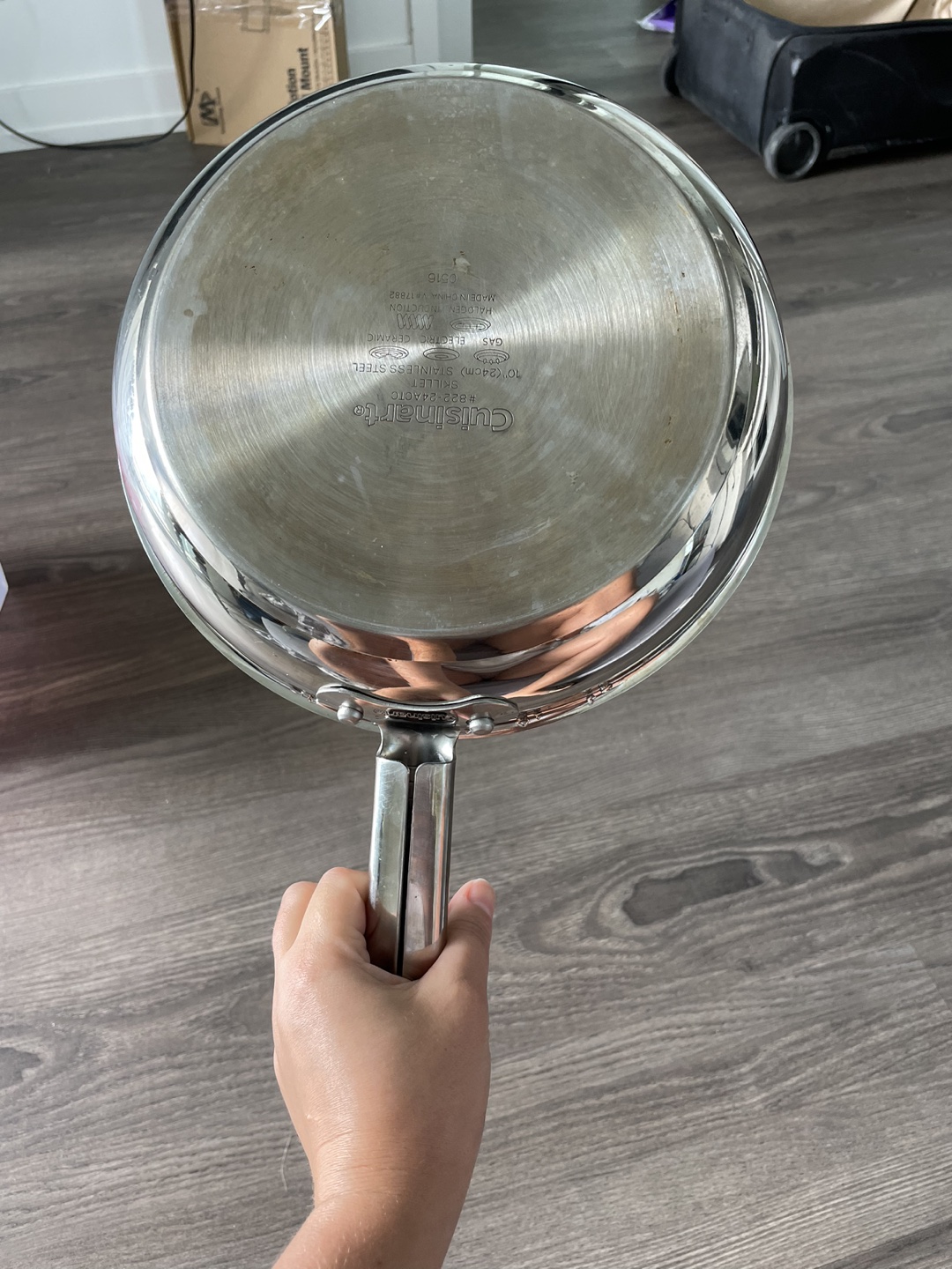 Kitchen Stuff 2 Pans and 1 Large Pot + Baking  + Utensils image indicator(6)