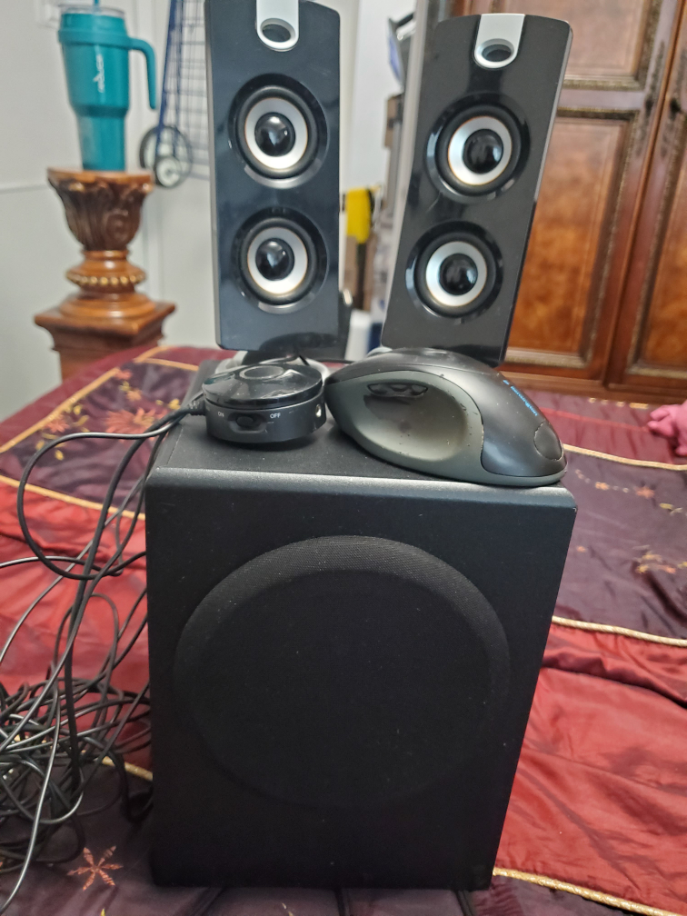 Speakers and woofer/base image indicator(2)