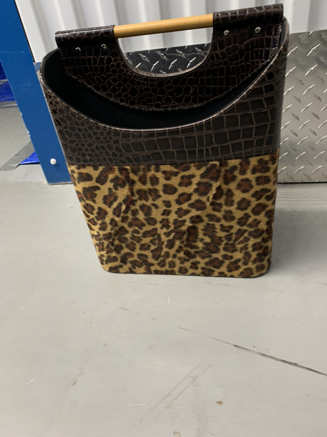 Leopard magazine & book  rack
