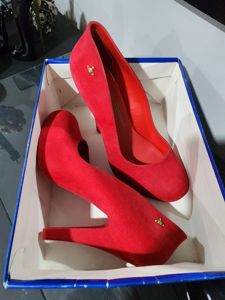 Red suede pumps/ Size 10/ BNNW image indicator(2)