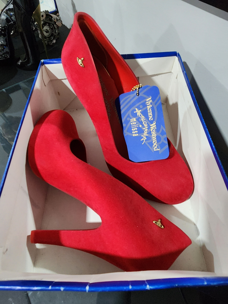 Red suede pumps/ Size 10/ BNNW image indicator(3)
