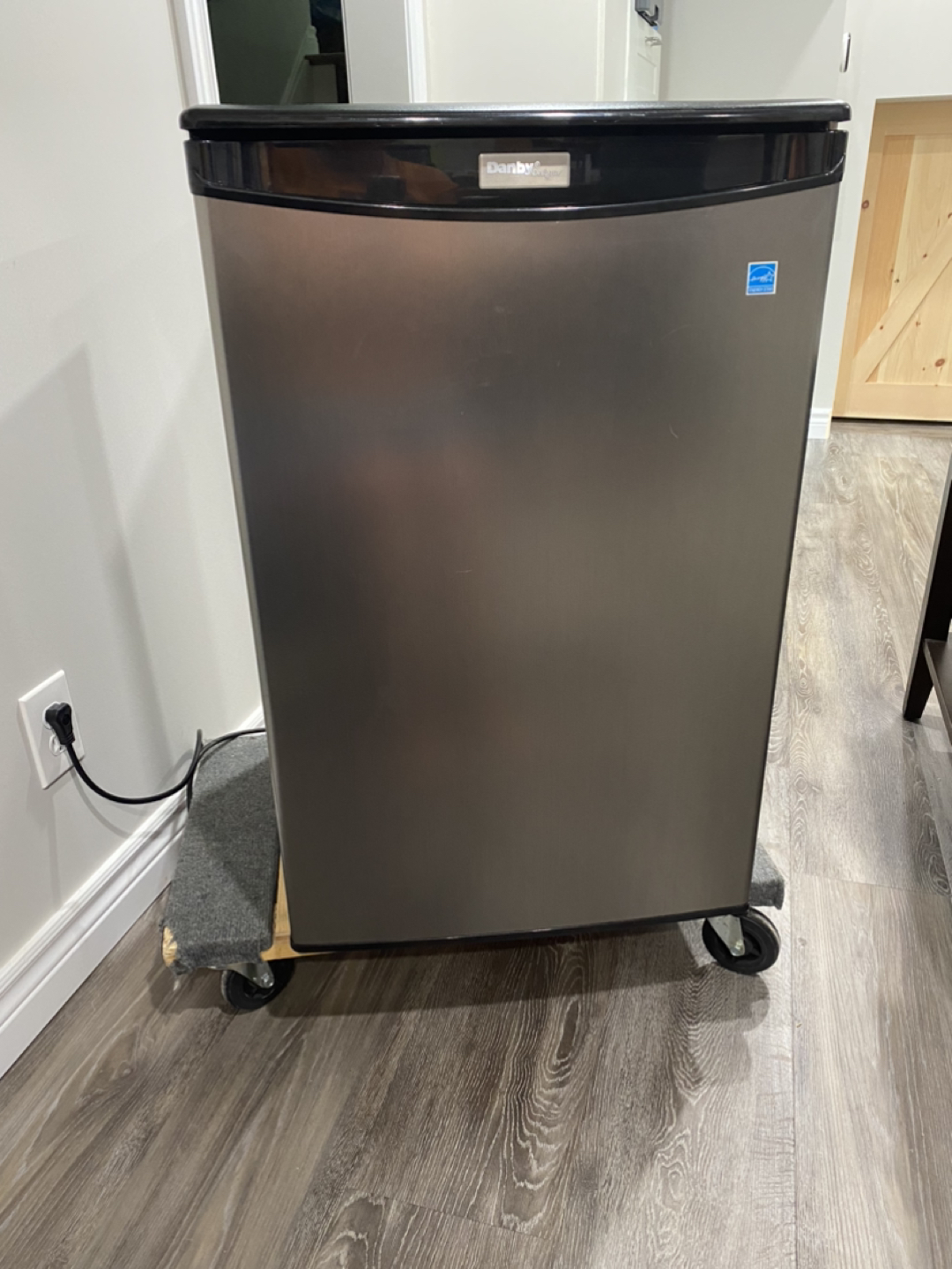 Mini Fridge make Danby thumbnail