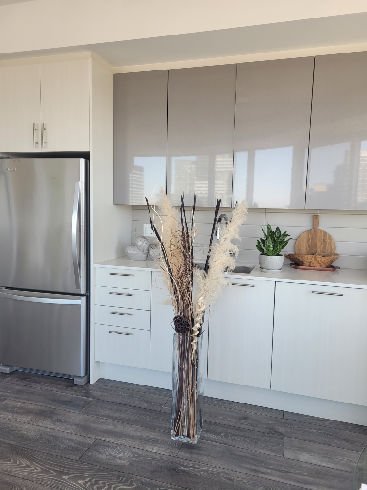 pampas grass with tall square glass vase image indicator(7)