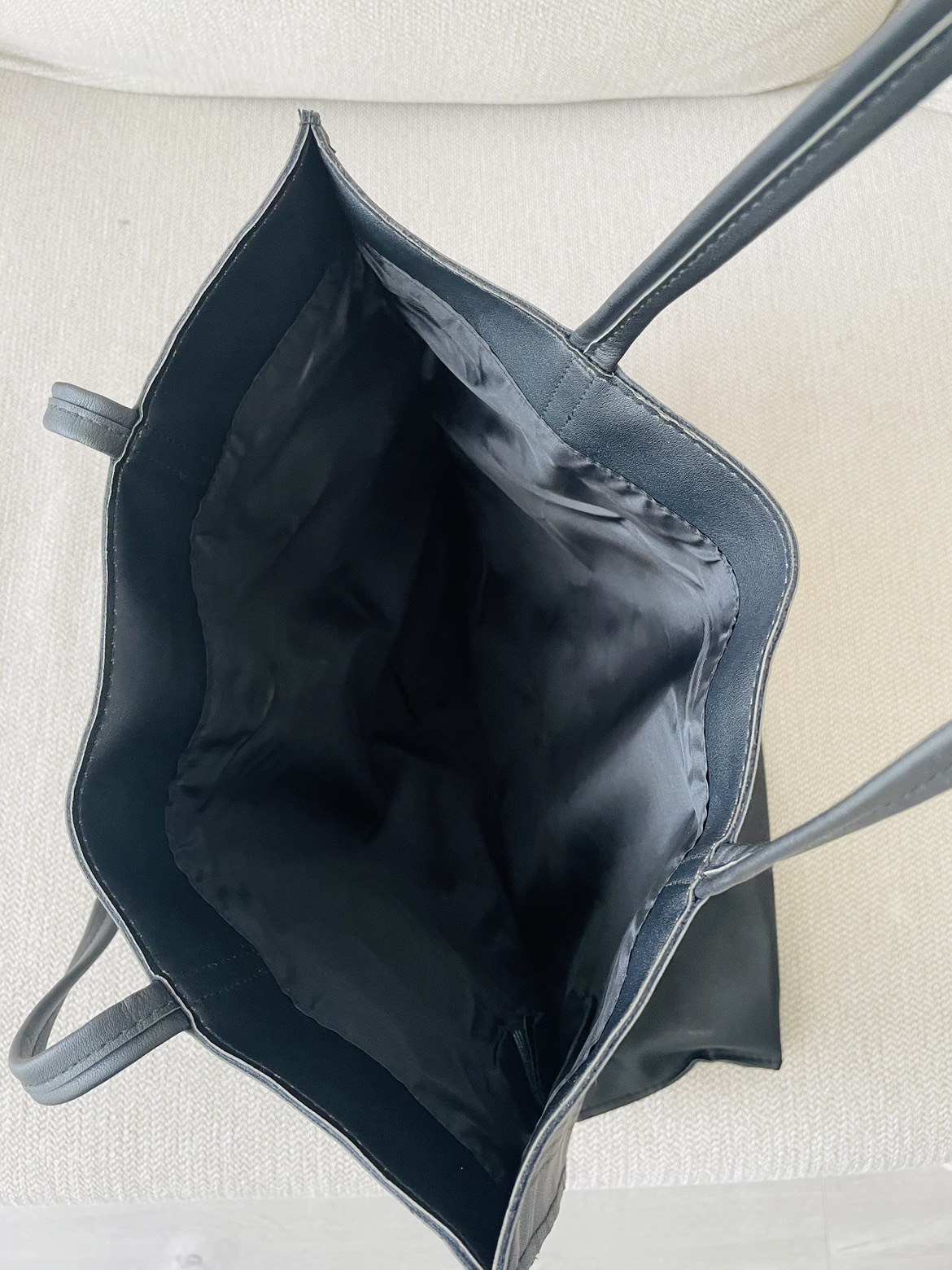 A leather handbag - photo 2