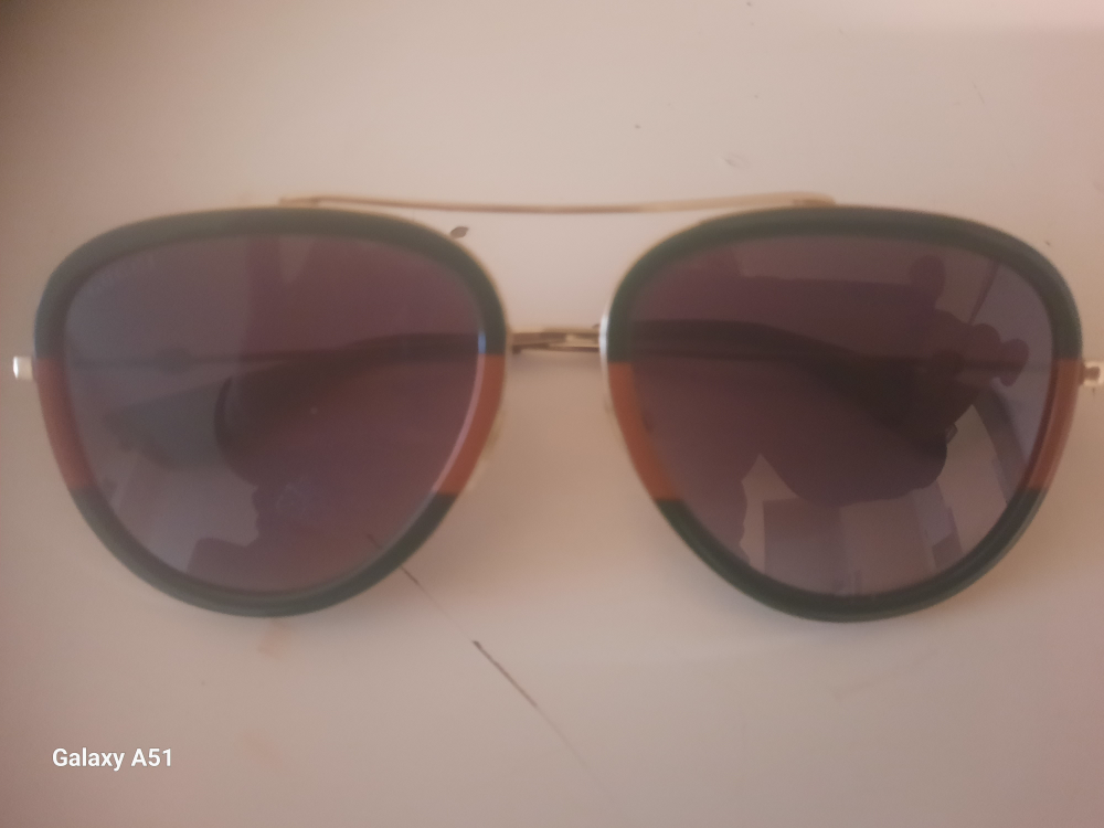Gucci Super Sweet Sunglasses!! Like New, w/ velvet case... - photo 2