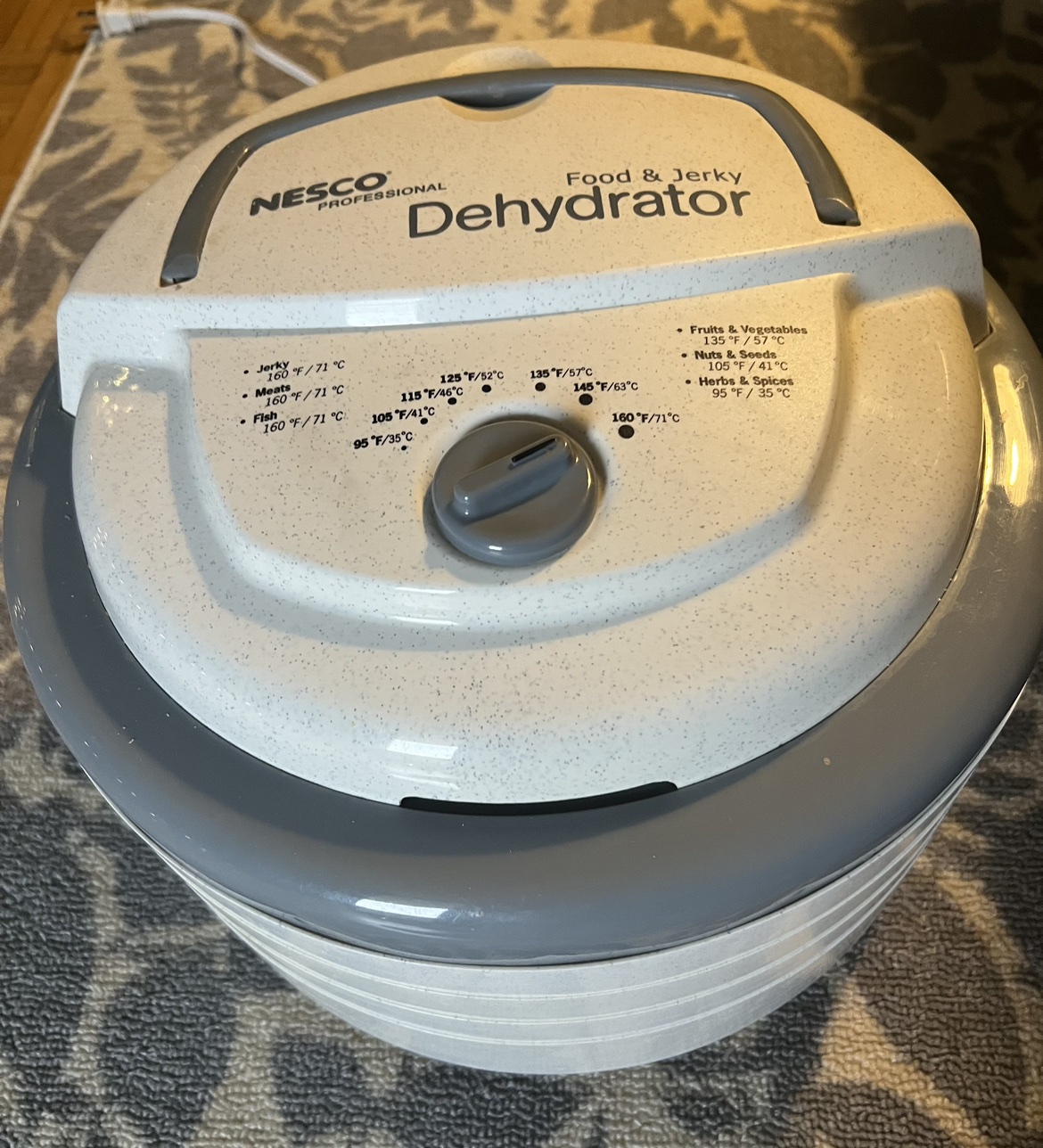 Dehydrator, food dehydrator