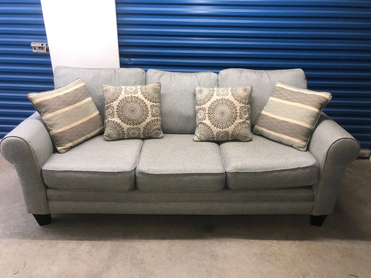 FREE DELIVERY 🚚💨 LIGHT GREY 3 SEATER SOFA/COUCH W/ THROW PILLOWS thumbnail