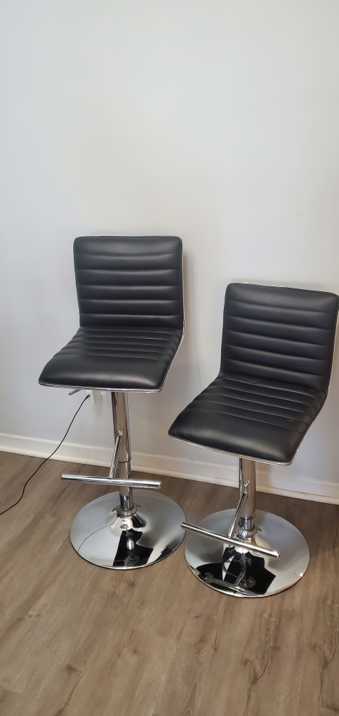 asjustable black and chrome bar stools image indicator(3)