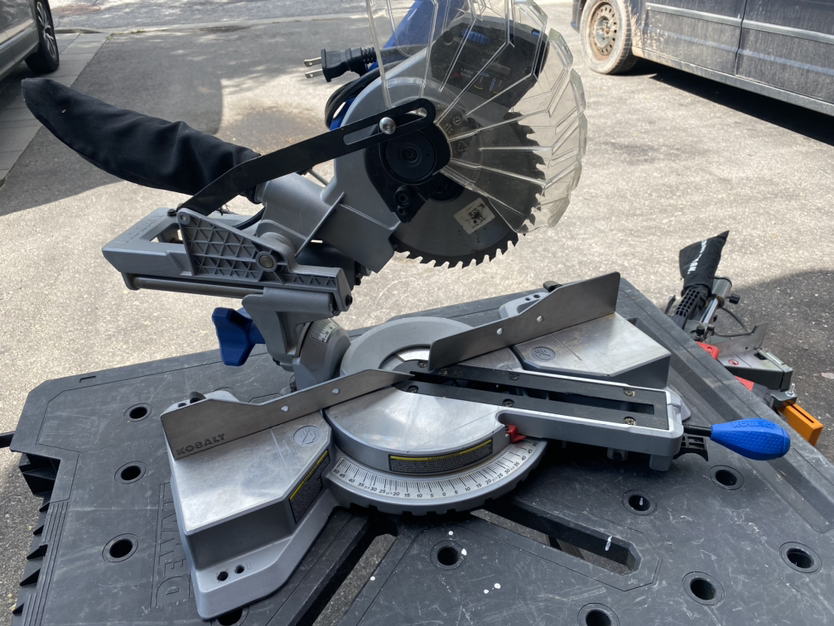 Sliding mitre saw