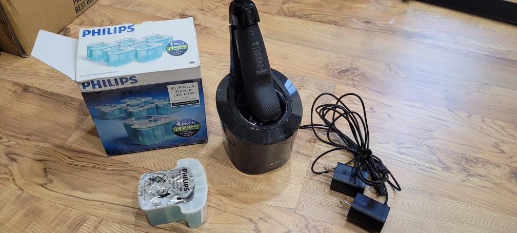 Like new Philips Norelco S9311 electric Shaver 9300 with dock - photo 2