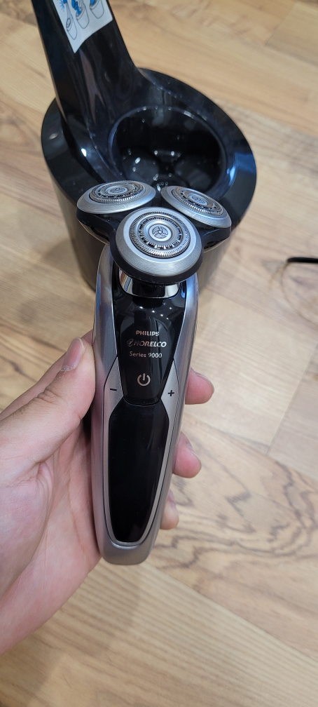 Like new Philips Norelco S9311 electric Shaver 9300 with dock - photo 3