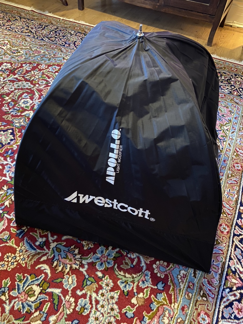 Westcott Medium Apollo Speedlite Softbox (28" x 28") image indicator(2)