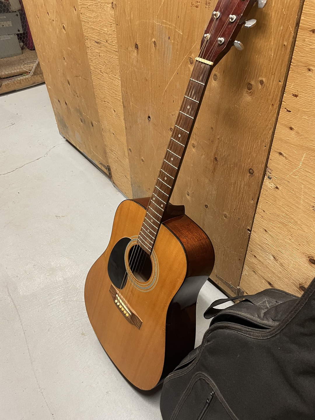 Laredo acoustic guitar with case - photo 3