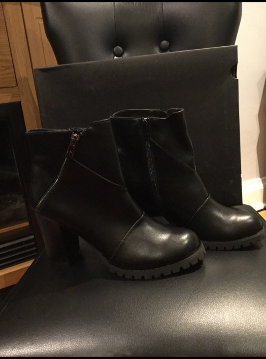 Simply Vera Vera Wang Canary High Heel Ankle Boots Size 8.5 image indicator(2)