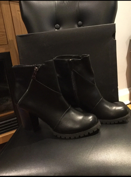 Simply Vera Vera Wang Canary High Heel Ankle Boots Size 8.5 image indicator(3)