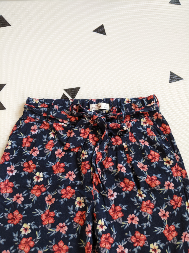 Hollister Dark Floral Pants With Belt image indicator(2)