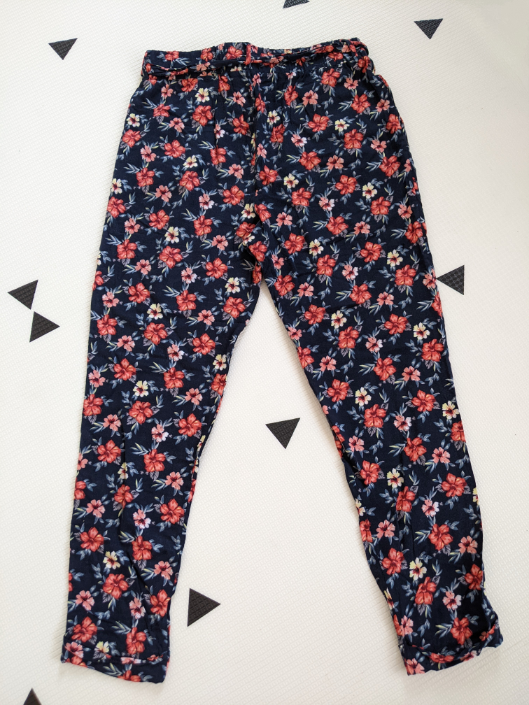Hollister Dark Floral Pants With Belt image indicator(4)