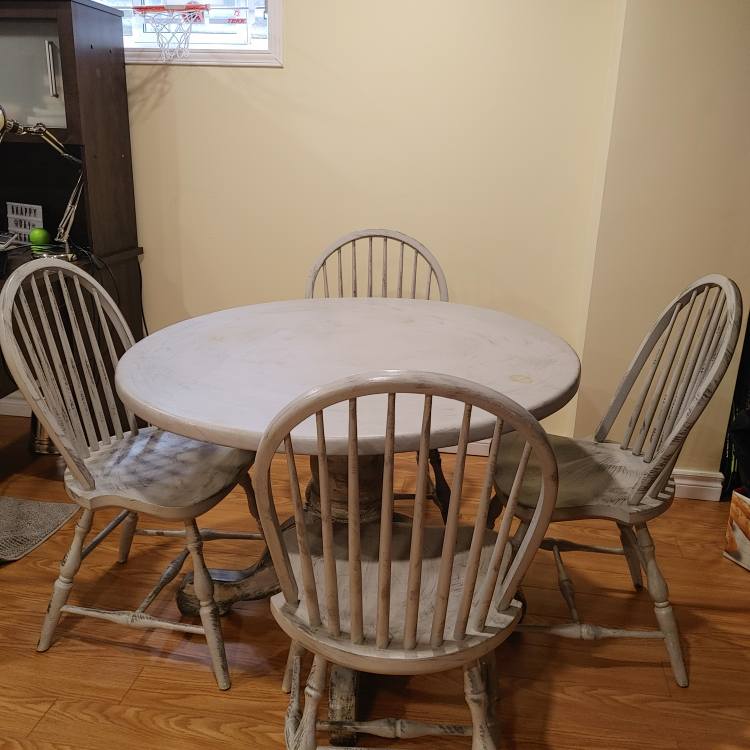 Round table with four chairs - photo 3
