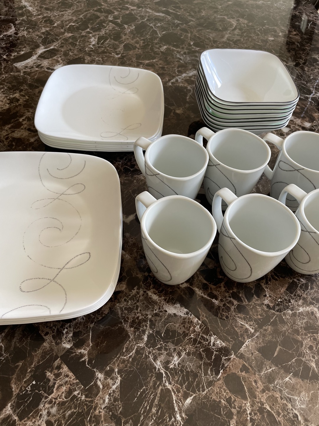 Dinnerware set thumbnail