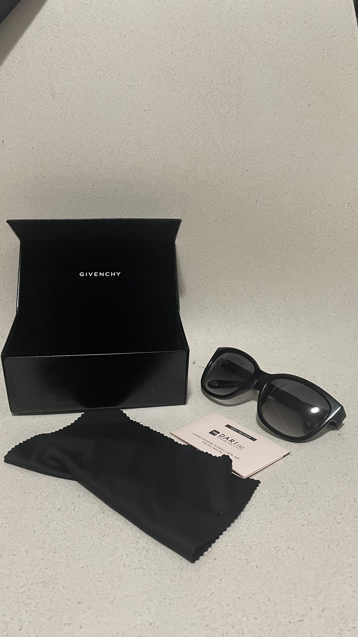 Givenchy women’s sunglasses black SGV 894G image indicator(5)