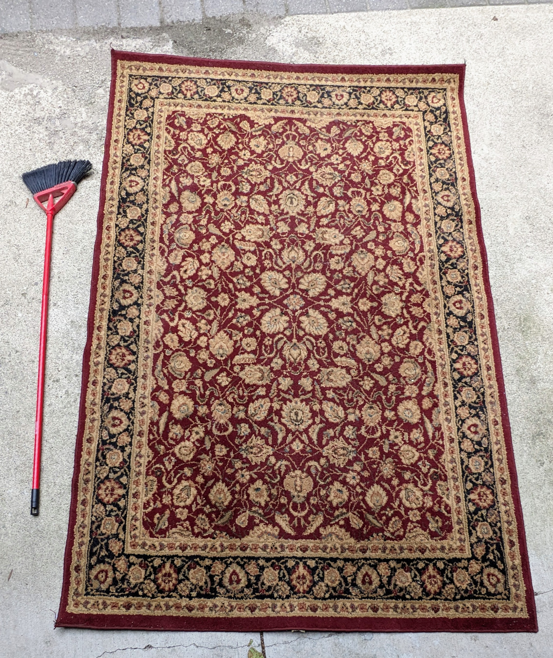 Area Rug 5'3 x 7'10 (100% olefin) thumbnail