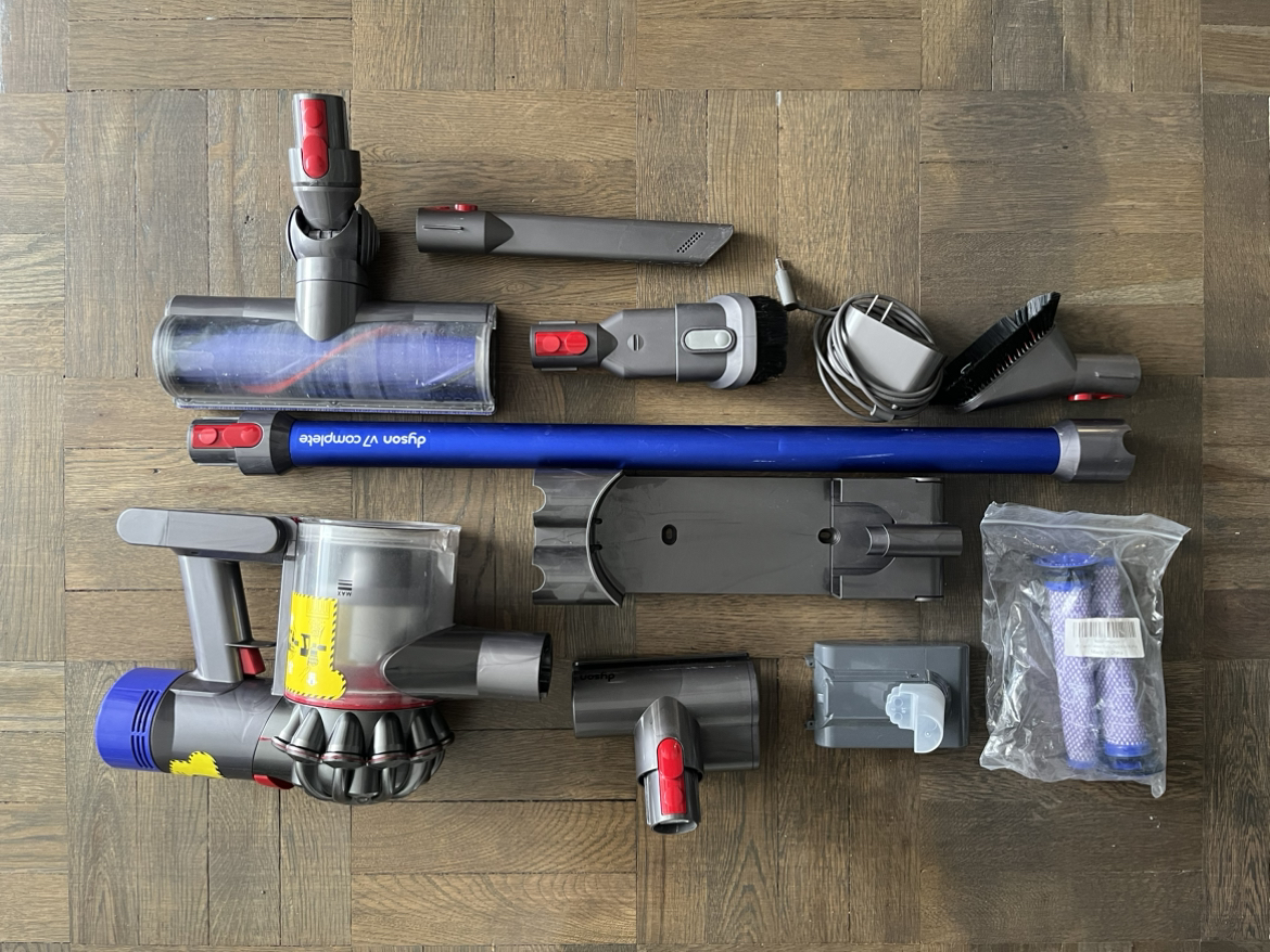 Dyson V7 Complete vacuum