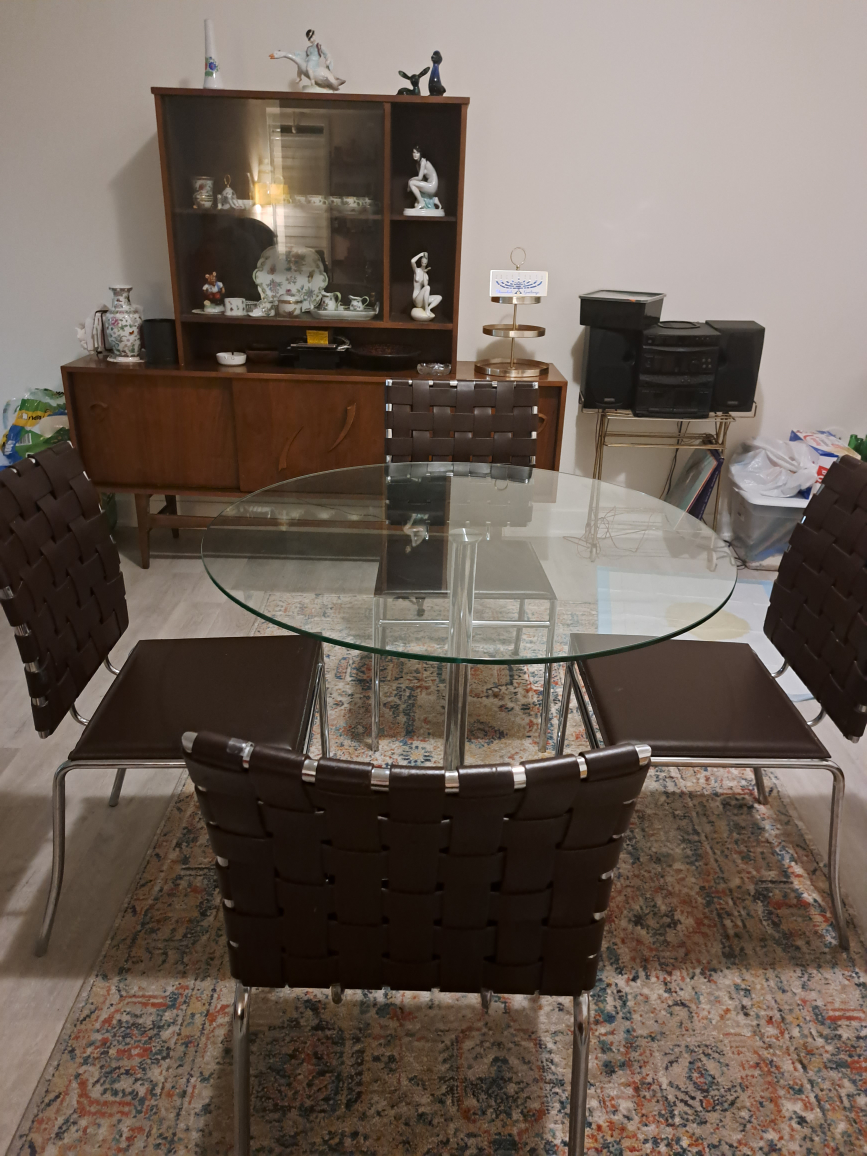 Beautiful dining room table and 4 chairs