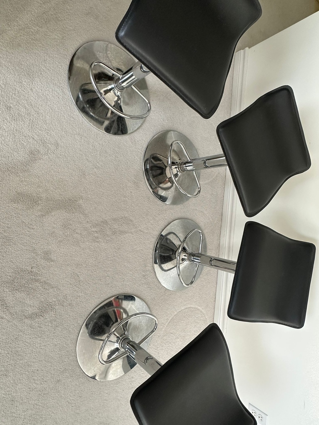 4 Almost brand new bar stools