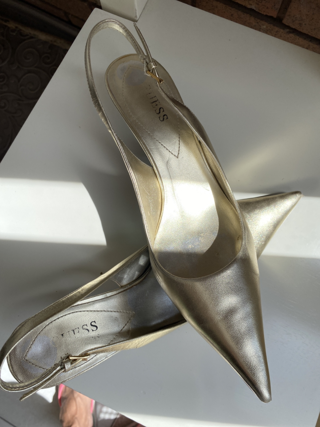 Guess shoes image indicator(3)