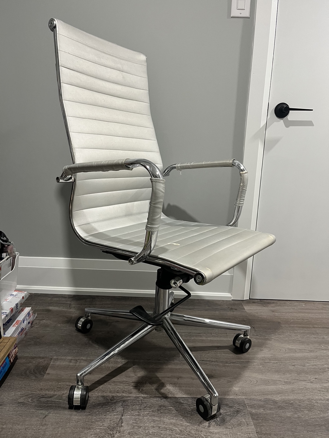 Structube chair thumbnail