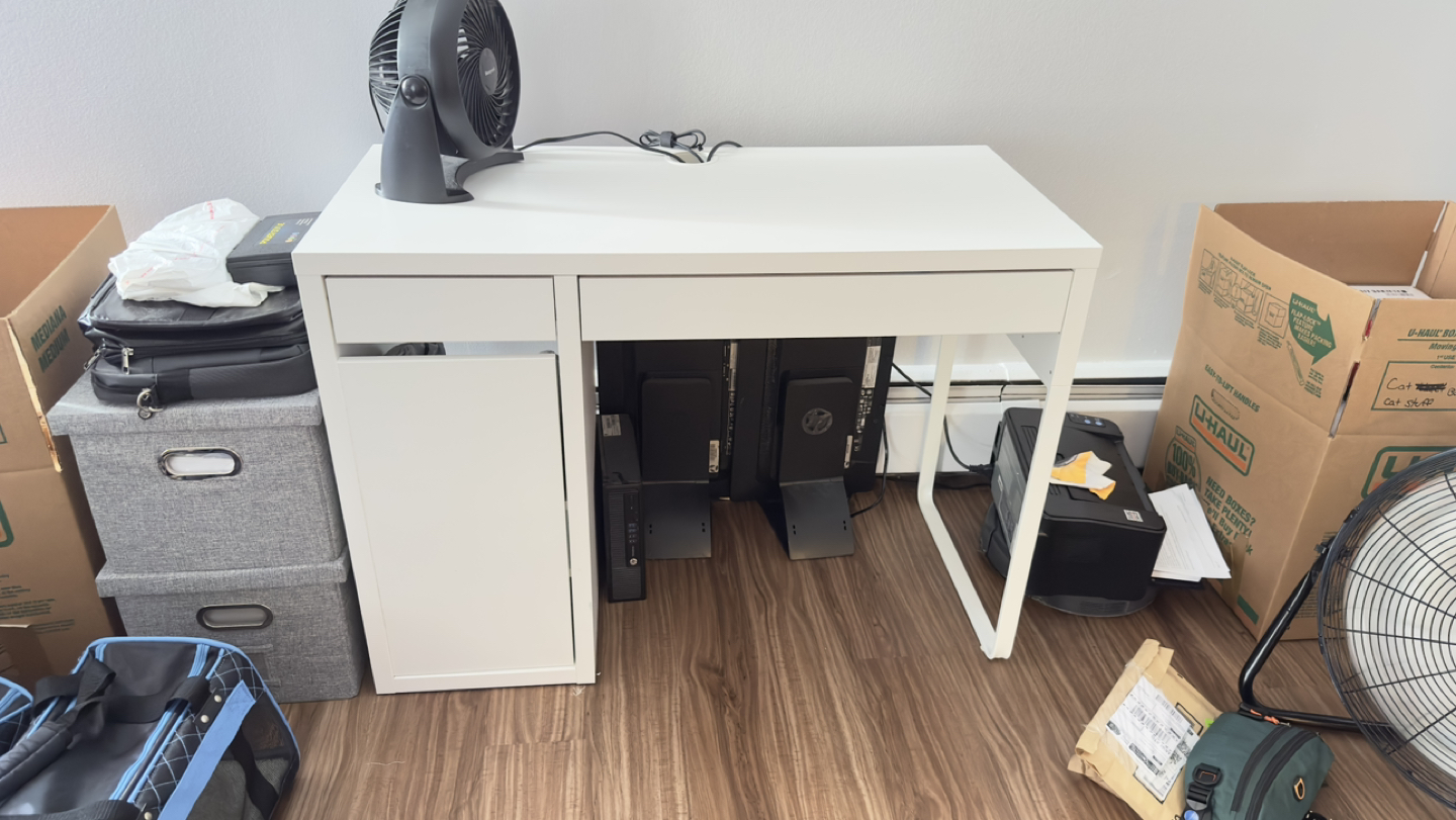 Desk - photo 2