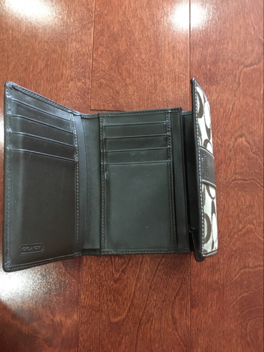 Women’s coach wallet image indicator(2)