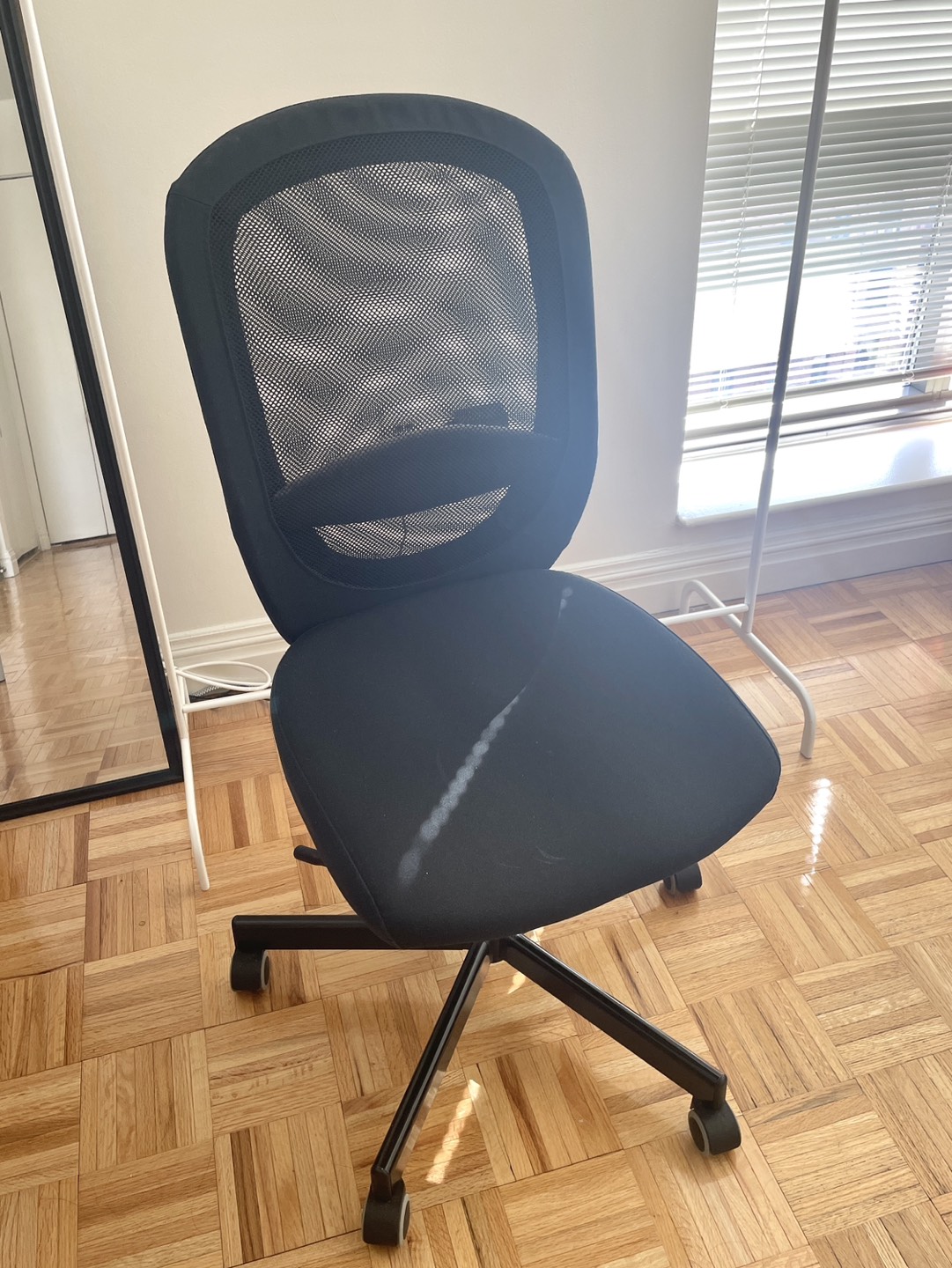 Moving sale - Desk, Chairs, Clothing rack - photo 2