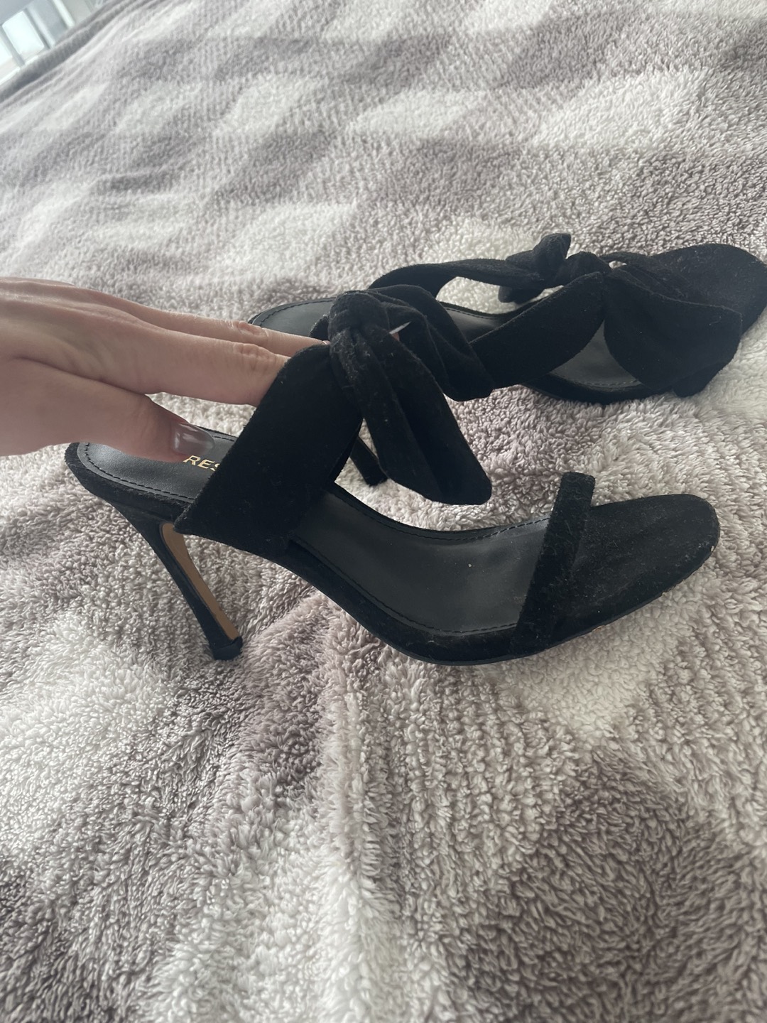 Express bow black heels size 6 image indicator(2)
