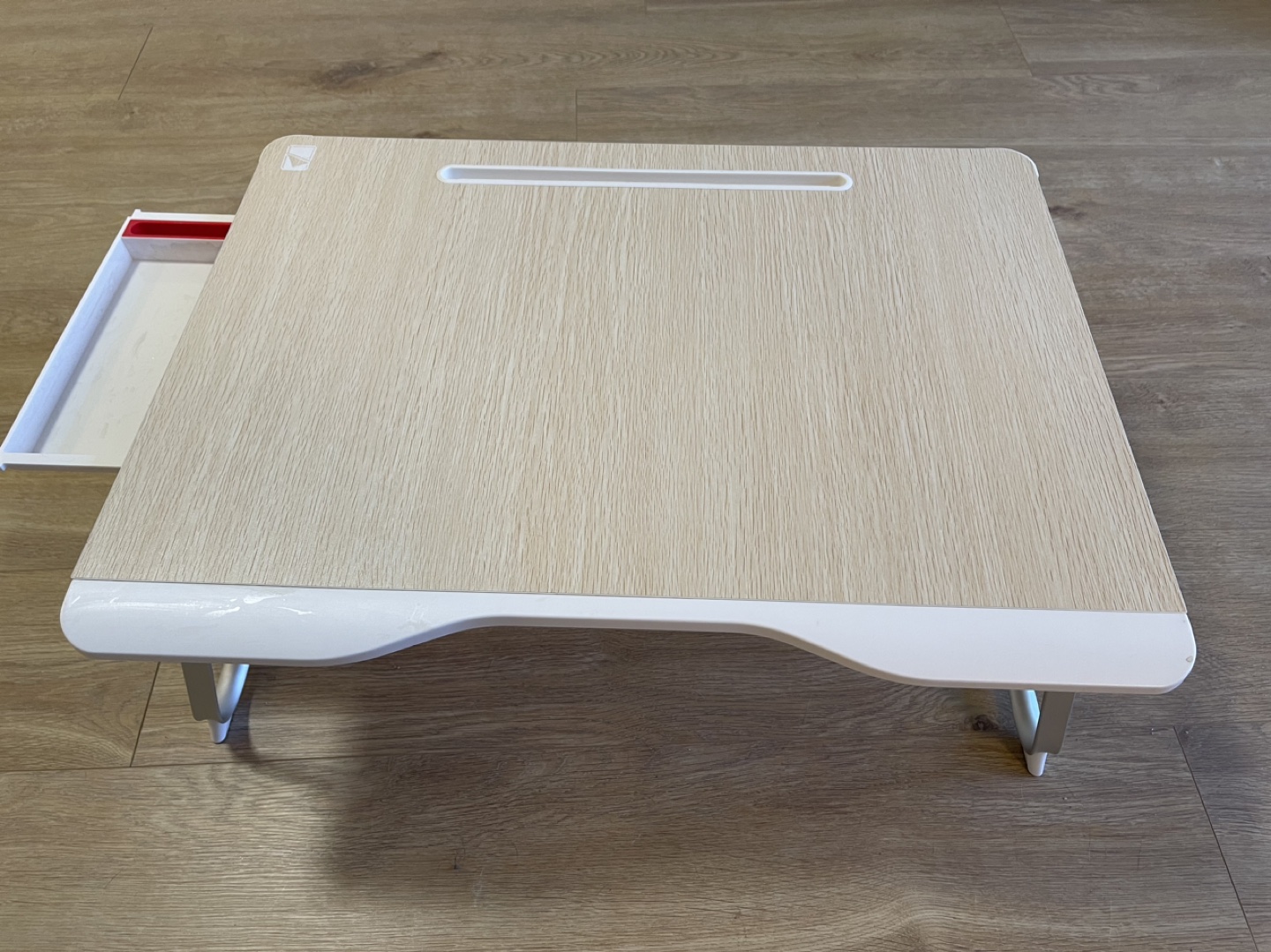 Foldable desktop table