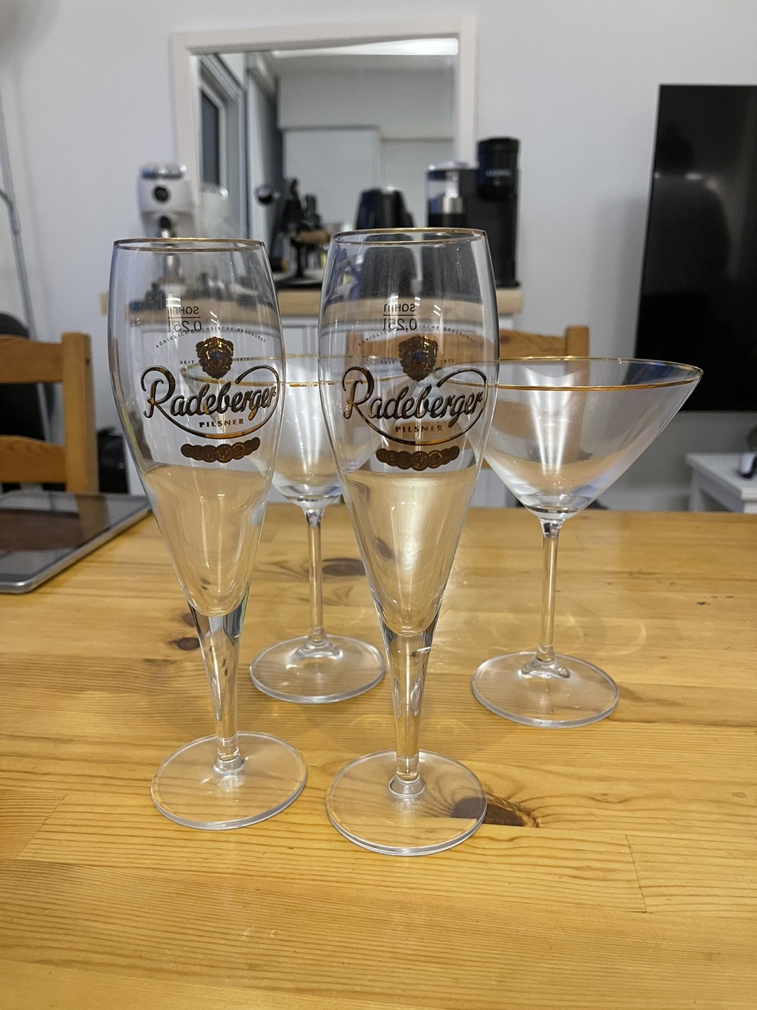 Champagne and martini glasses thumbnail