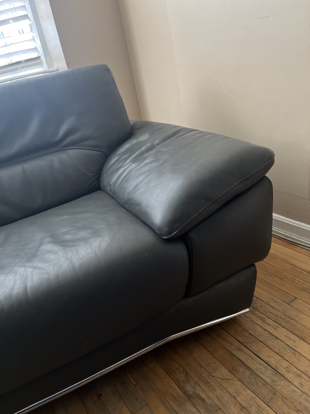 Italian Soft Leather Sofa image indicator(3)