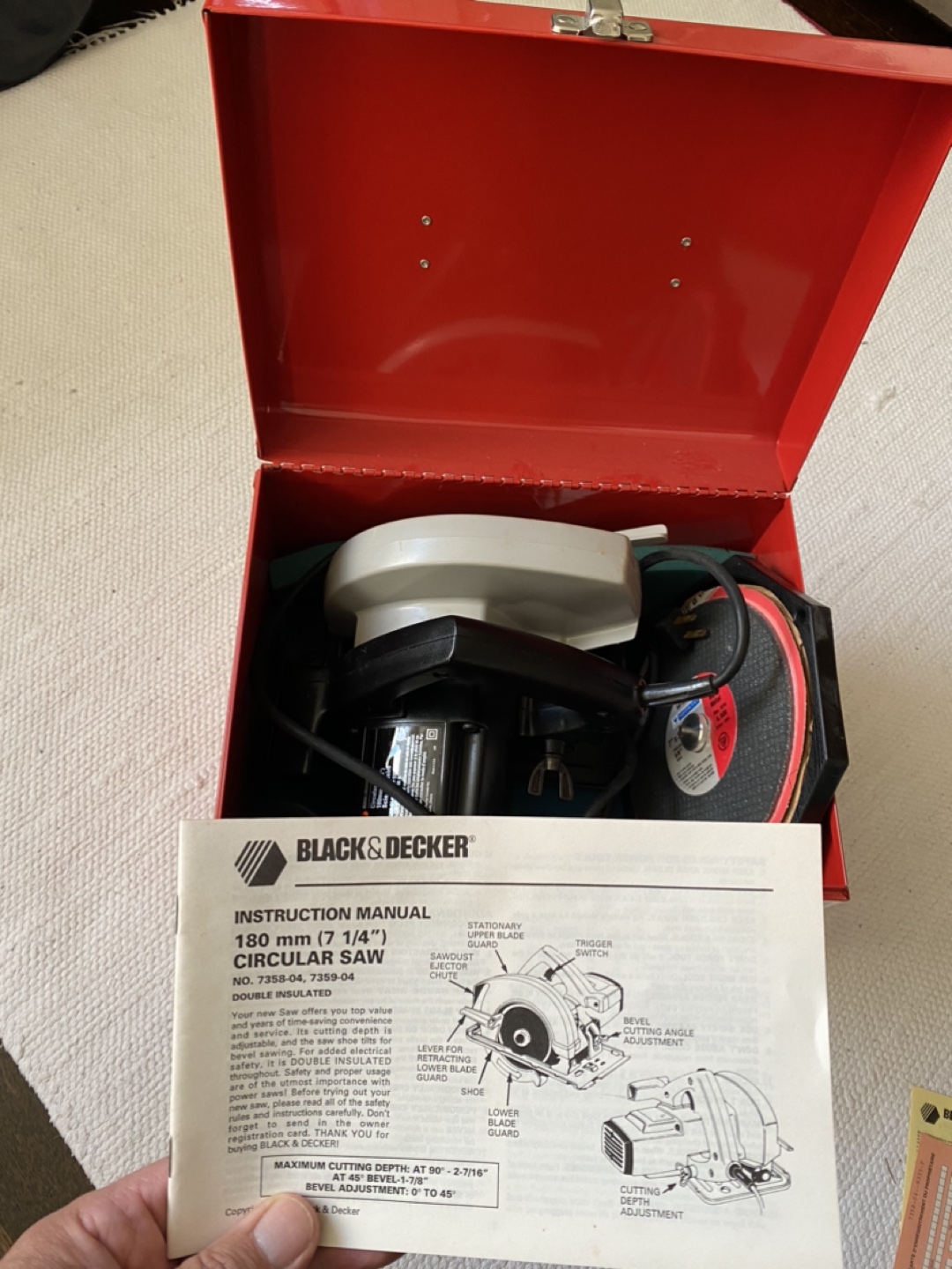 Circular Saw B&D 10 amps, extra blades, toolbox included image indicator(2)