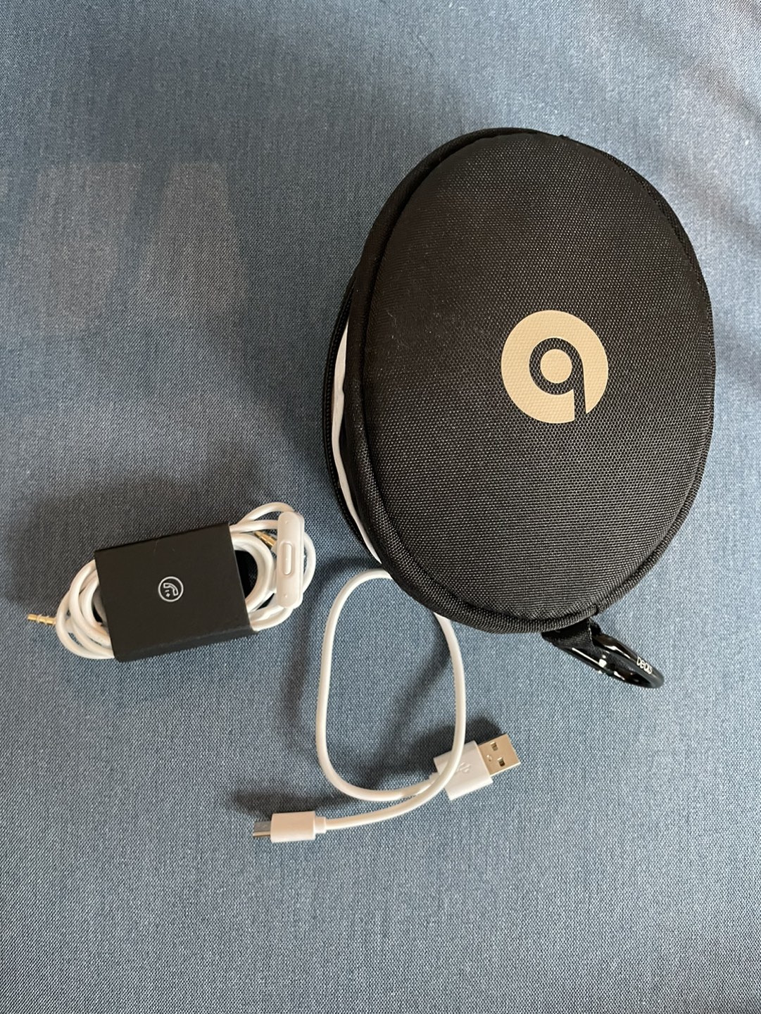 Beats Solo³ On-Ear Wireless Headphones-Gold image indicator(6)