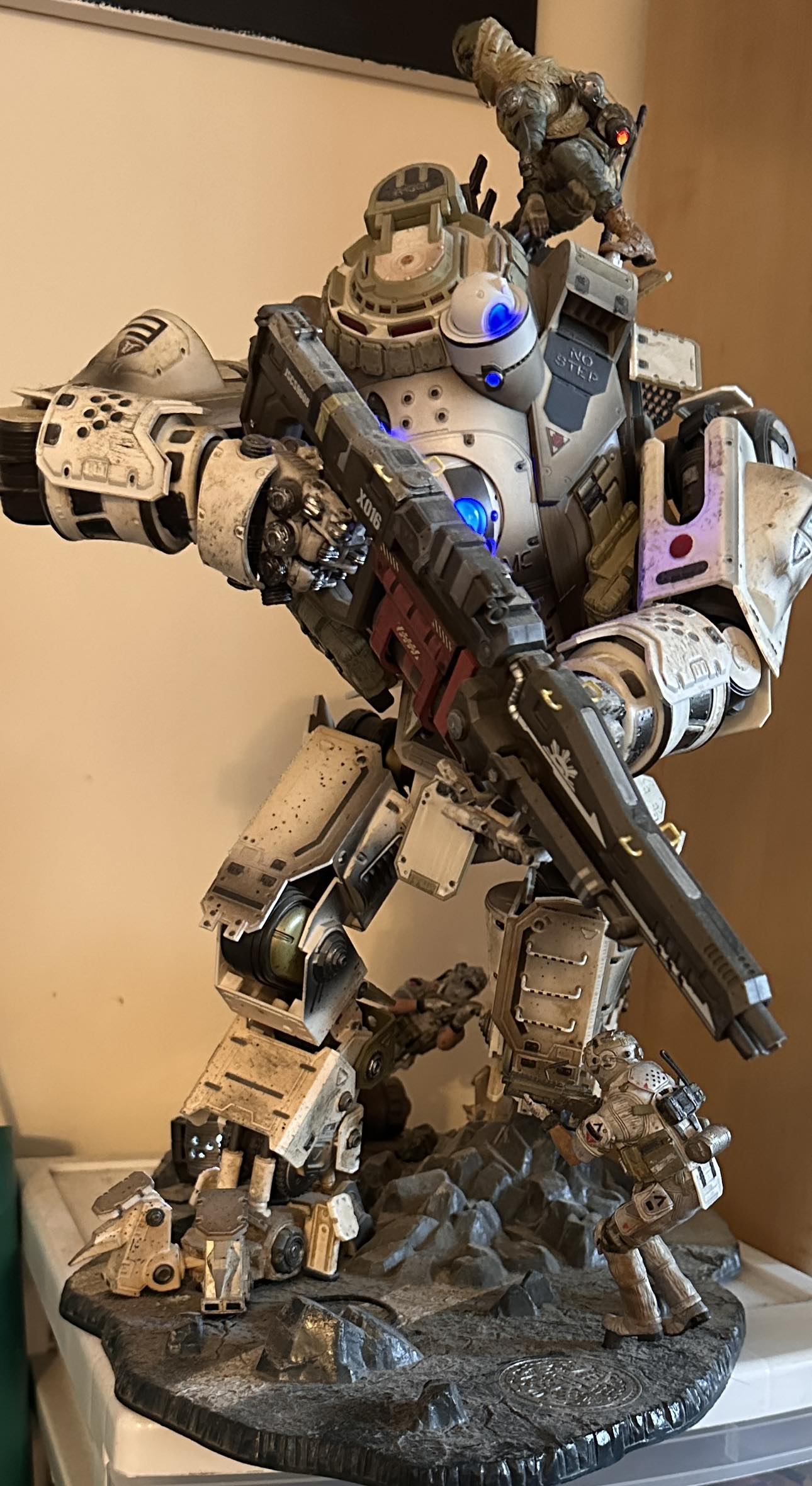Titanfall Atlas Collectible Statue