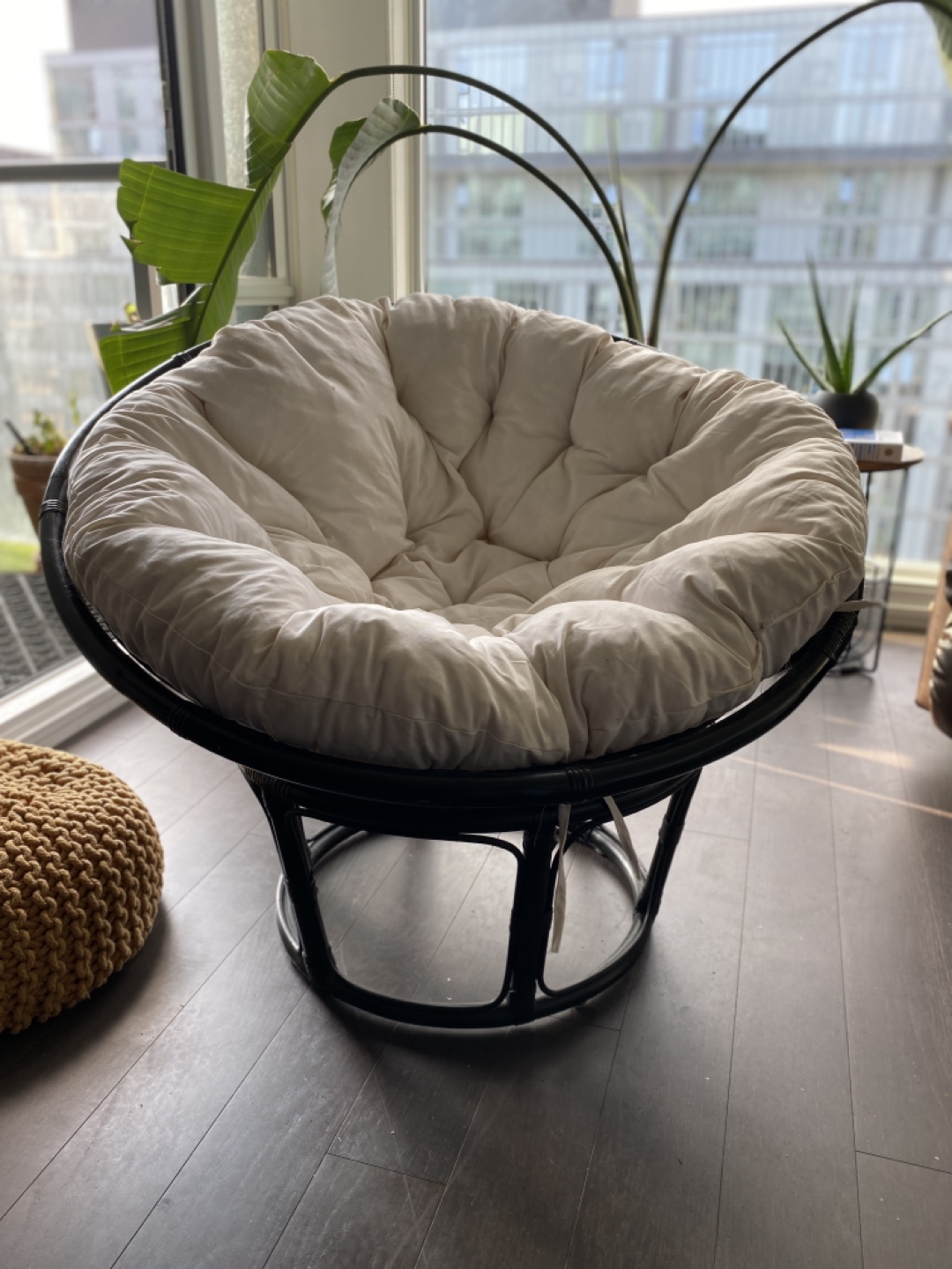 Basket style seat with cushion