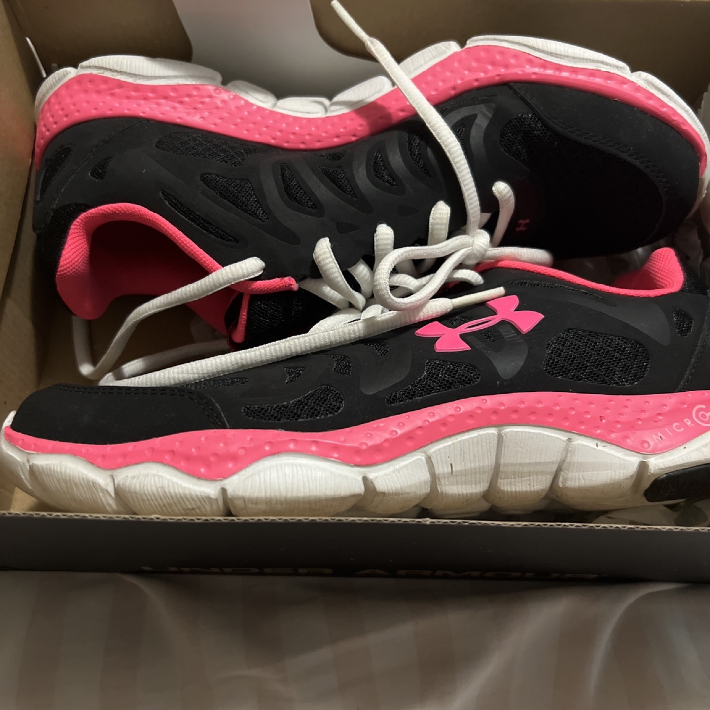 Size 8 women’s Under armour runners. Use only once.