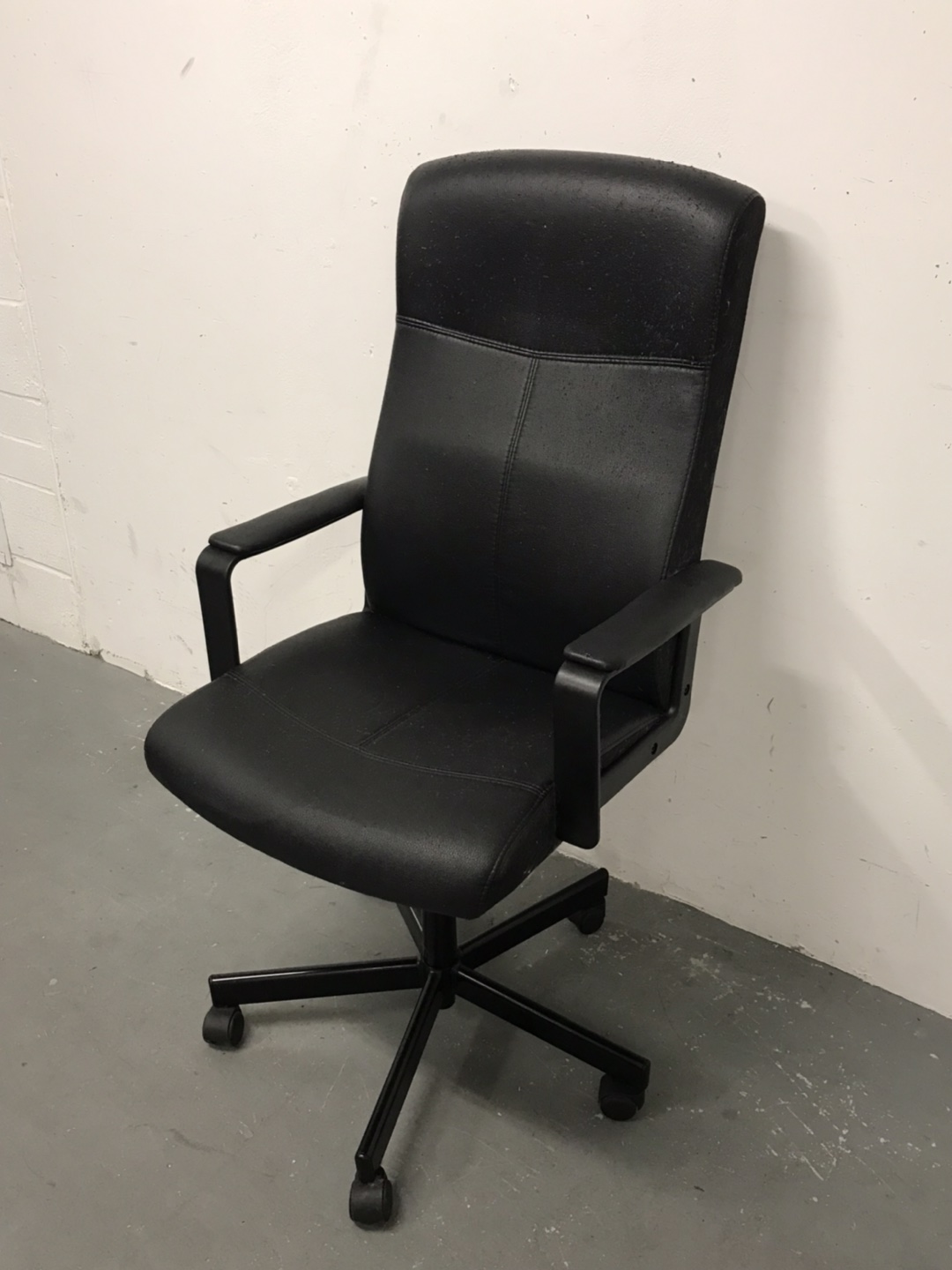 High Quality Computer Chairs But Has Cat Scratches - photo 3