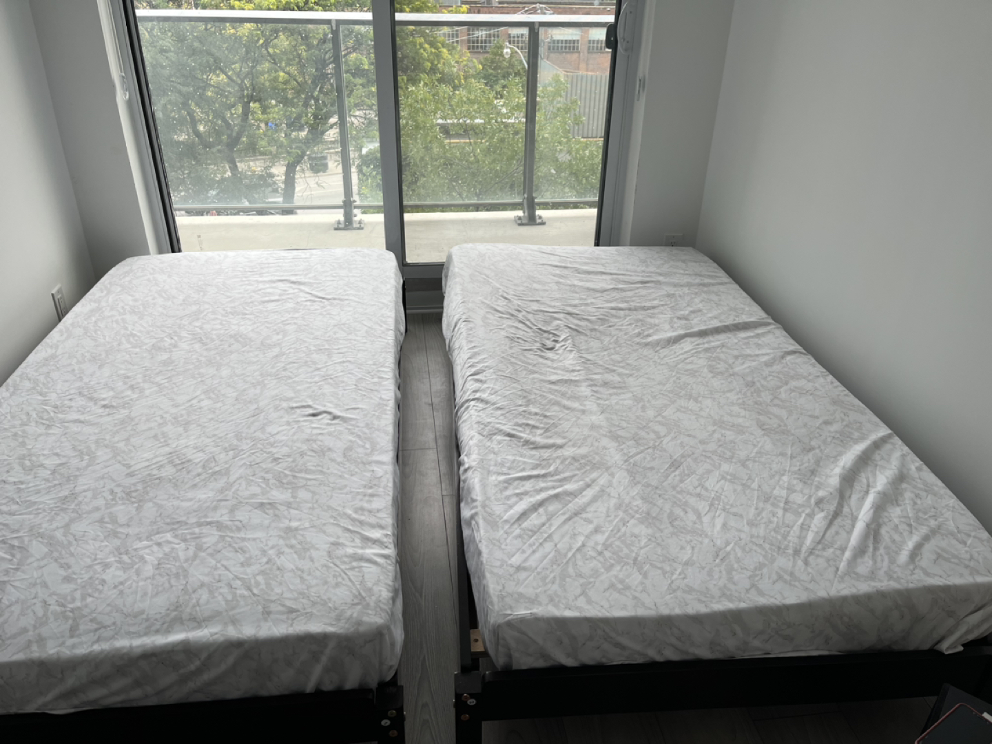 Stackable twin beds with foam mattresses - photo 2