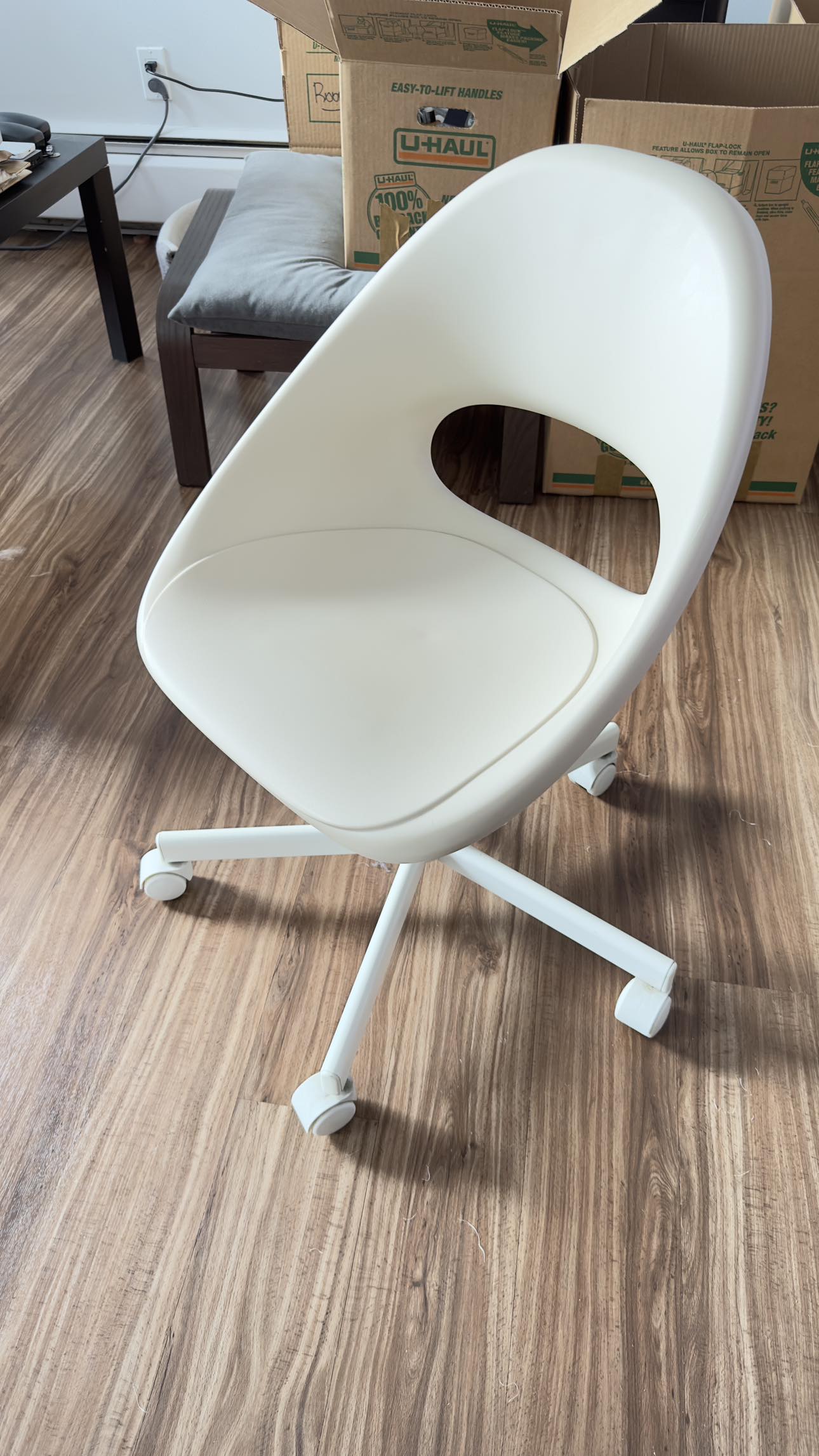 Free white Desk chair - photo 3