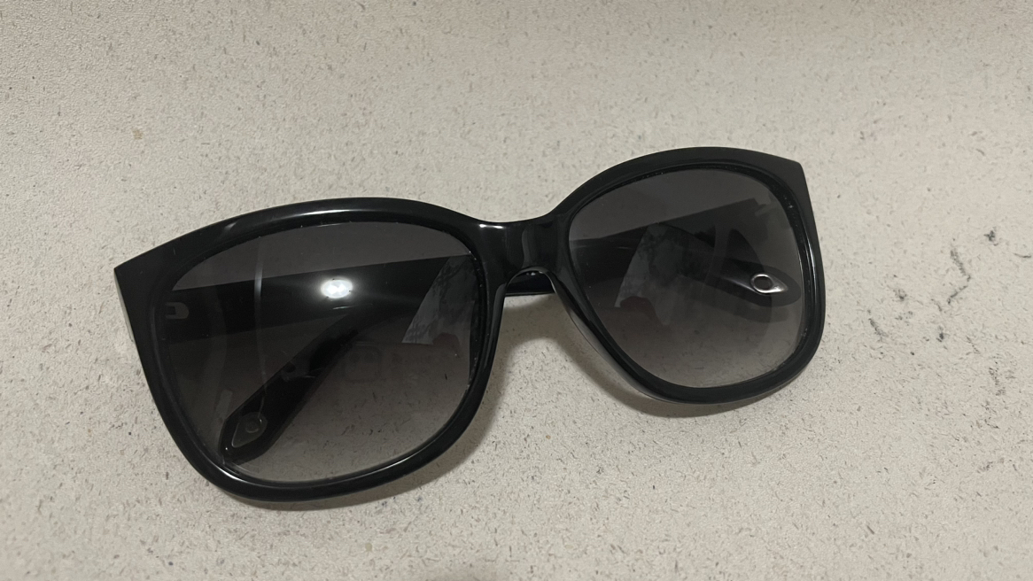 Givenchy women’s sunglasses black SGV 894G image indicator(4)