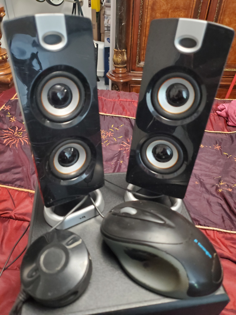 Speakers and woofer/base image indicator(4)
