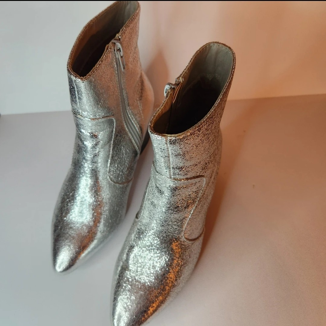 FABULOUS GLOWING SILVER MOD/ANKLE BOOTS SIZE 6 image indicator(2)