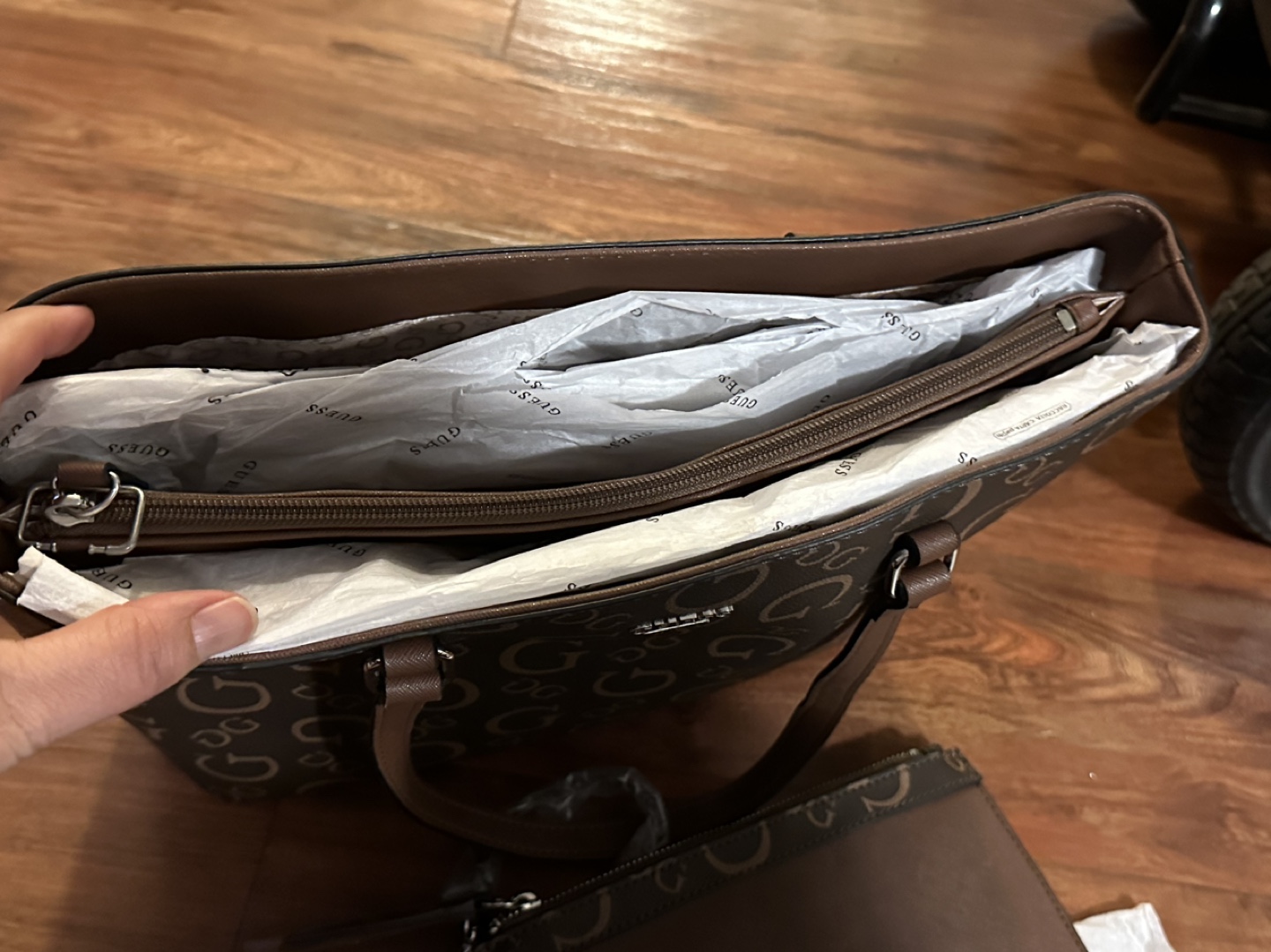 Guess brand new shoulder bag image indicator(4)